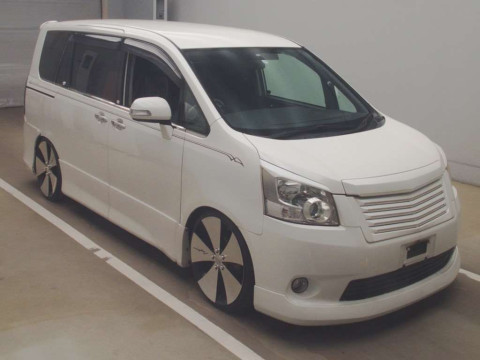 2007 Toyota Noah ZRR70W[2]