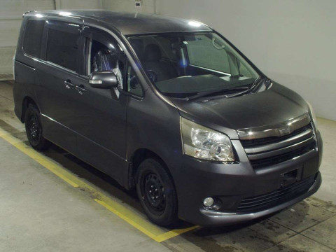 2007 Toyota Noah ZRR75W[2]