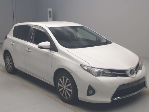 2014 Toyota Auris NZE181H[2]