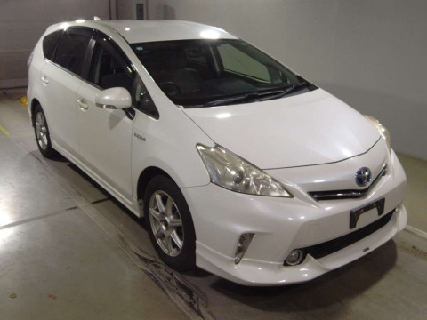 2013 Toyota Prius alpha ZVW41W[2]