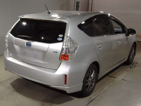 2011 Toyota Prius alpha ZVW41W[1]