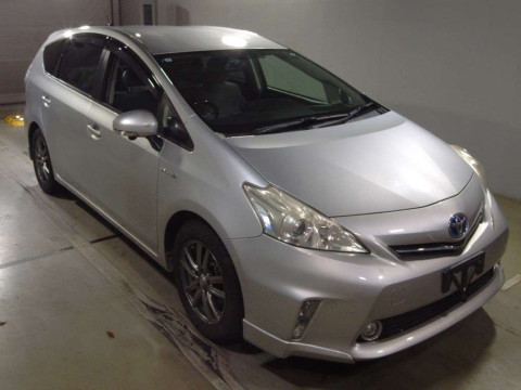 2011 Toyota Prius alpha ZVW41W[2]