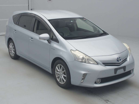 2013 Toyota Prius alpha ZVW41W[2]