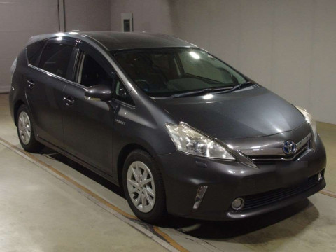 2012 Toyota Prius alpha ZVW41W[2]