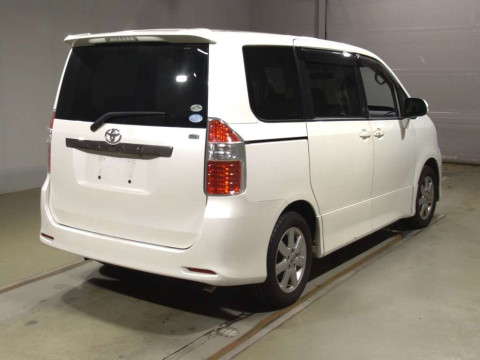 2010 Toyota Noah ZRR70W[1]