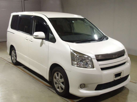 2010 Toyota Noah ZRR70W[2]