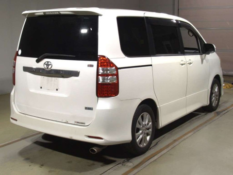 2010 Toyota Noah ZRR70W[1]