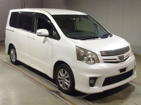 2010 Toyota Noah ZRR70W[2]