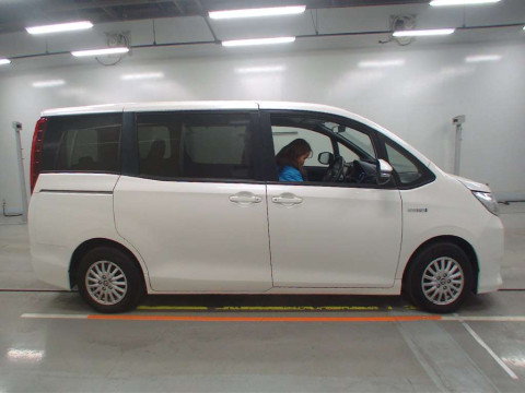 2014 Toyota Noah ZWR80G[2]