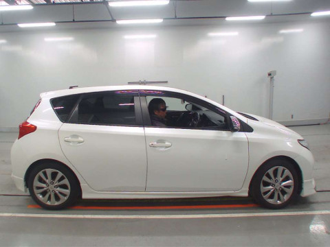 2014 Toyota Auris ZRE186H[2]