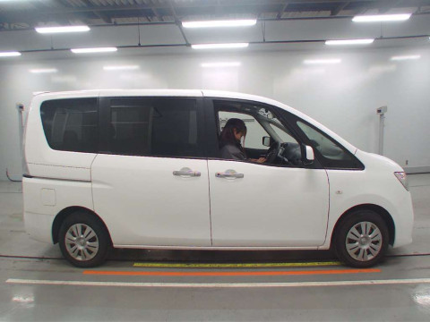 2012 Nissan Serena C26[2]