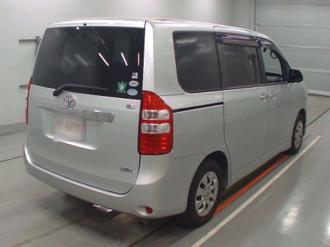 2012 Toyota Noah ZRR70G[1]