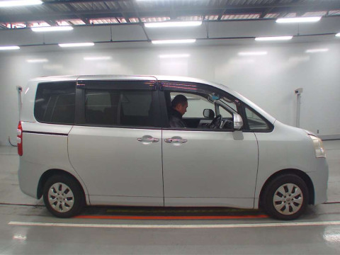 2012 Toyota Noah ZRR70G[2]