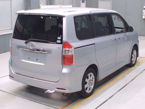 2010 Toyota Noah ZRR70W[1]