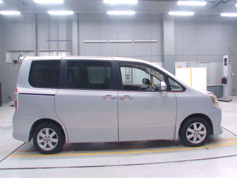 2010 Toyota Noah ZRR70W[2]