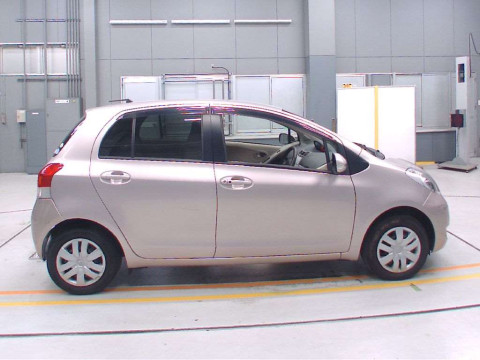 2009 Toyota Vitz SCP90[2]