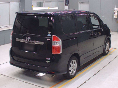 2007 Toyota Noah ZRR70W[1]