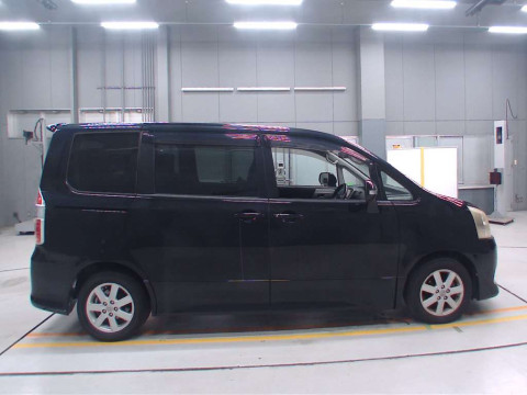 2007 Toyota Noah ZRR70W[2]