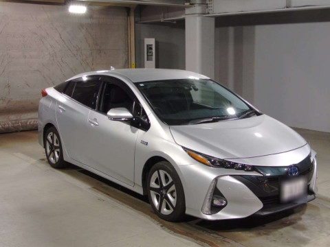 2018 Toyota Prius PHV ZVW52[2]