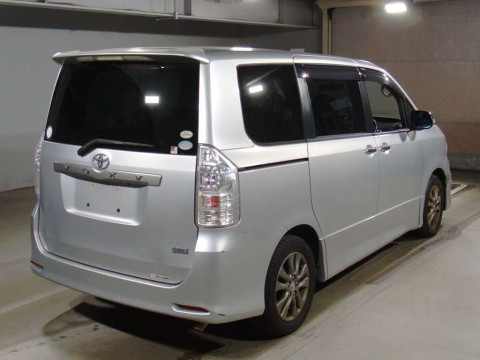 2011 Toyota Voxy ZRR70W[1]