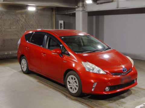 2013 Toyota Prius alpha ZVW41W[2]