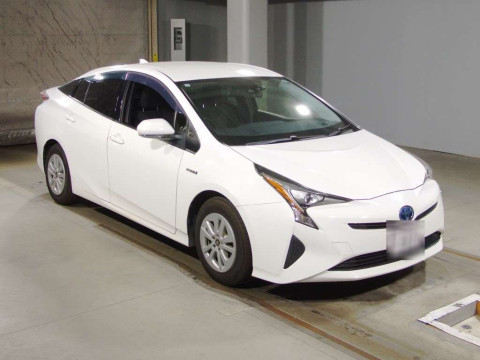 2017 Toyota Prius ZVW50[2]