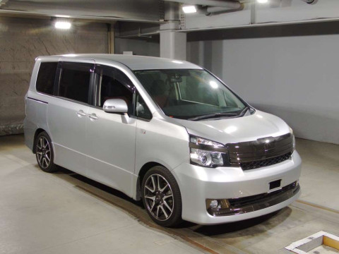 2010 Toyota Voxy ZRR70W[2]