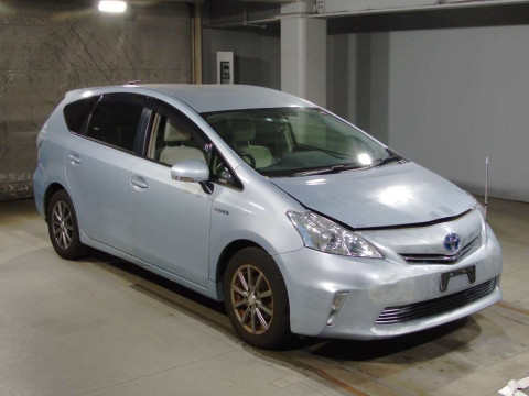 2014 Toyota Prius alpha ZVW41W[2]