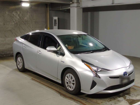 2017 Toyota Prius ZVW50[2]