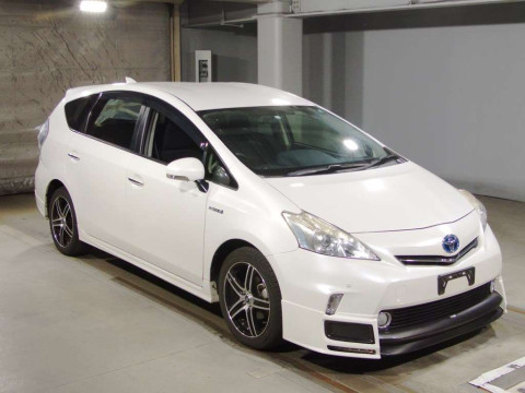 2014 Toyota Prius alpha ZVW41W[2]