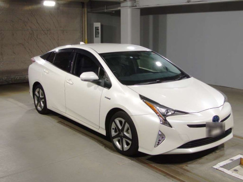 2017 Toyota Prius ZVW50[2]