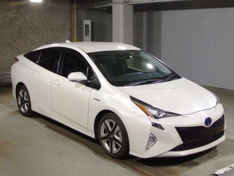 2016 Toyota Prius ZVW50[2]