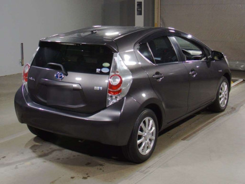 2014 Toyota Aqua NHP10[1]