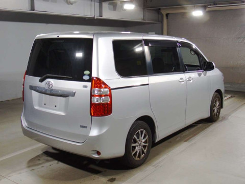 2013 Toyota Noah ZRR70G[1]