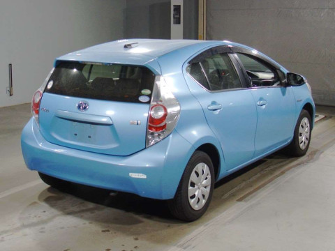 2014 Toyota Aqua NHP10[1]