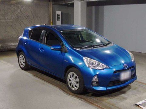 2014 Toyota Aqua NHP10[2]