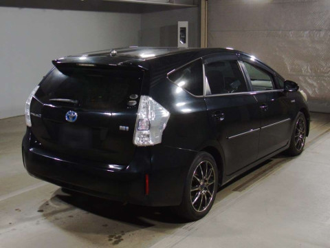 2011 Toyota Prius alpha ZVW41W[1]