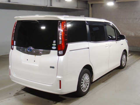 2015 Toyota Noah ZWR80G[1]