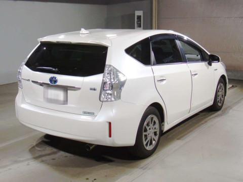 2013 Toyota Prius alpha ZVW40W[1]