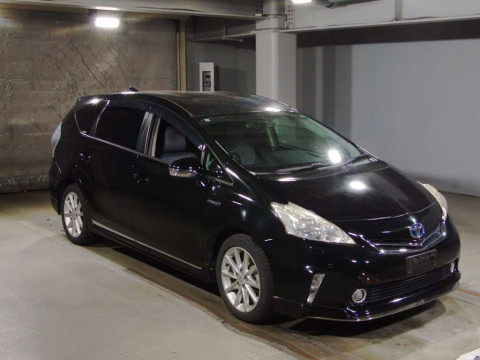 2011 Toyota Prius alpha ZVW41W[2]