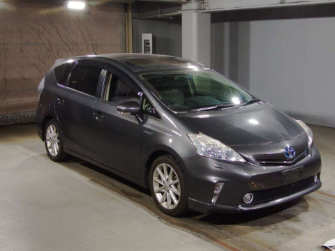 2012 Toyota Prius alpha ZVW40W[2]