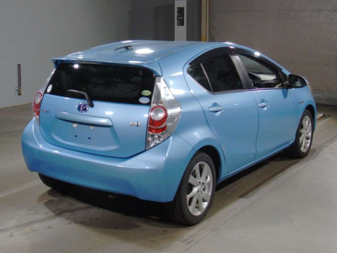 2013 Toyota Aqua NHP10[1]