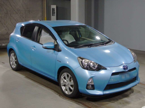 2013 Toyota Aqua NHP10[2]