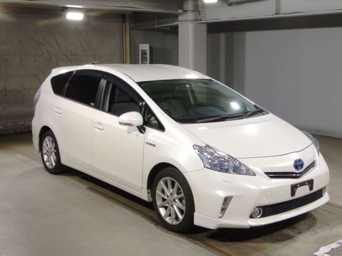 2012 Toyota Prius alpha ZVW41W[2]