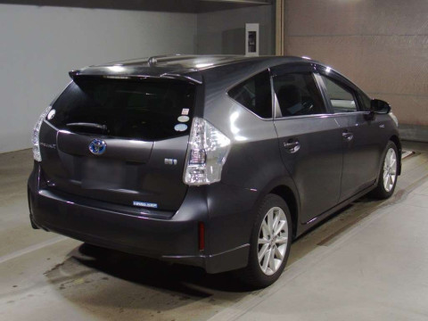 2012 Toyota Prius alpha ZVW41W[1]