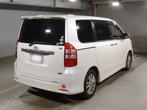 2011 Toyota Noah ZRR70W[1]