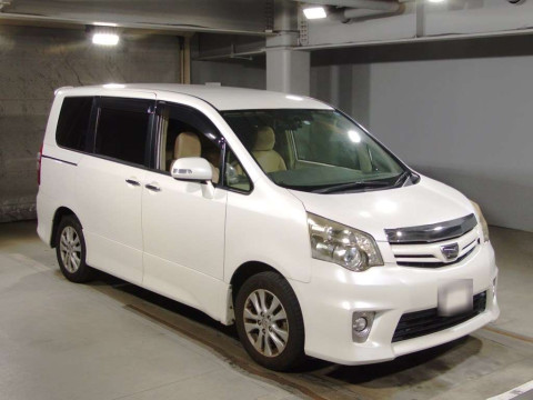 2011 Toyota Noah ZRR70W[2]