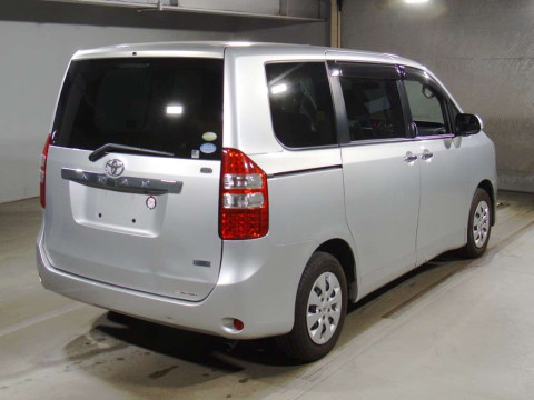 2011 Toyota Noah ZRR70G[1]