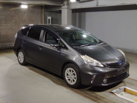 2013 Toyota Prius alpha ZVW41W[2]