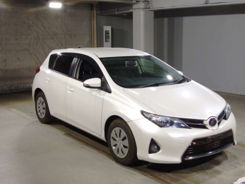 2014 Toyota Auris NZE181H[2]